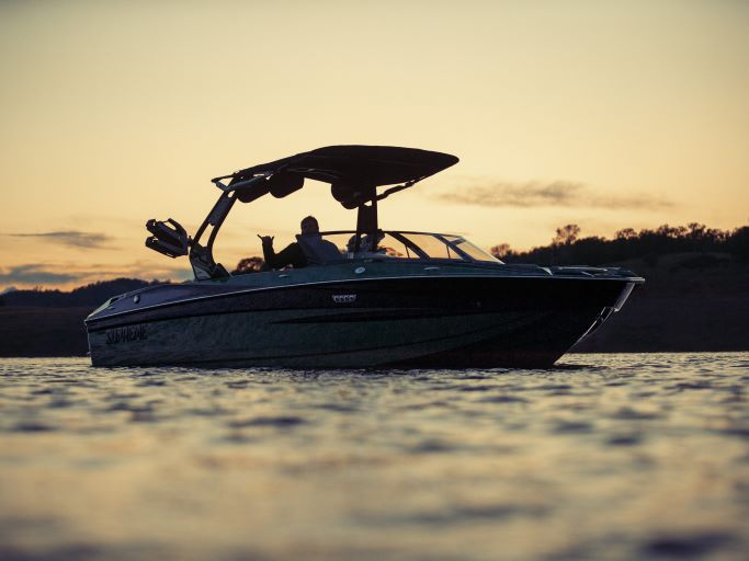Lake Powell boat rentals specializing in Wakeboard boat rentals and surf boat rentals